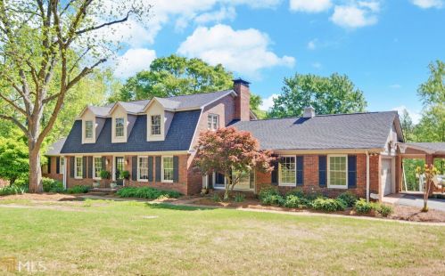 70 Lakeshore Dr, Hartwell, GA 30643-3981