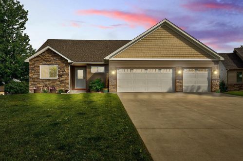 900 Sunset Ct, Lonsdale, MN 55046-5025