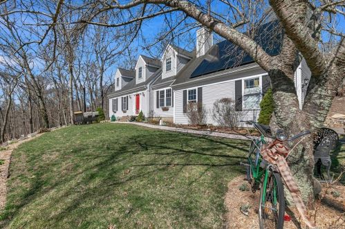 237 Chestnut Hill Rd, Deep River, CT 06419-1374