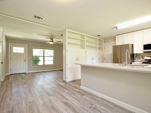 7607 Creston Ln, Austin TX  78752-1326 exterior