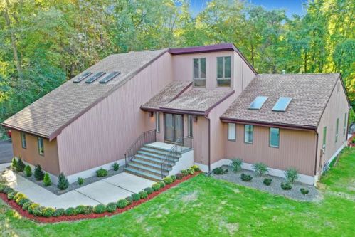 2 Penny Ln, Lincroft, NJ 07738-1100