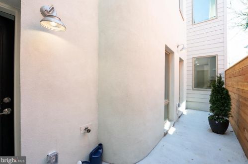 950 Front St, Philadelphia PA 19147-0043 exterior