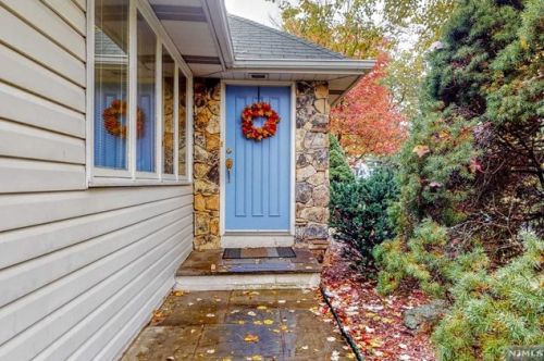 8 Douglas Dr, Cresskill, NJ 07626-1012