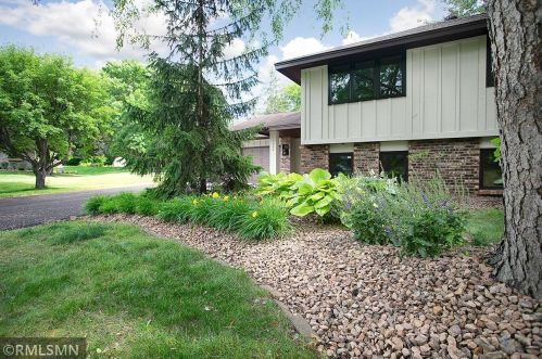 1486 Briarknoll Dr, Saint Paul, MN 55112-1975