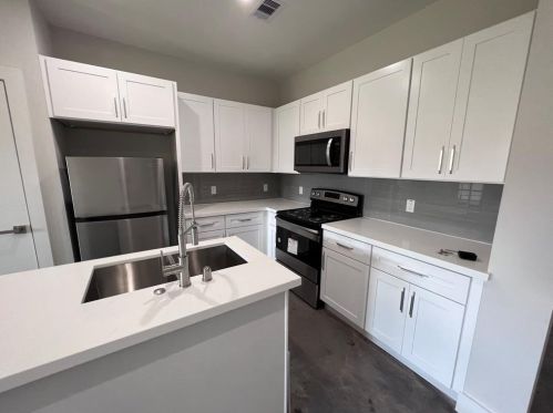703 Phillips St, Conroe TX  77301-3054 exterior