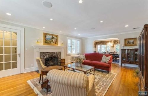 834 Hillcrest Rd, Ridgewood, NJ 07450-1130