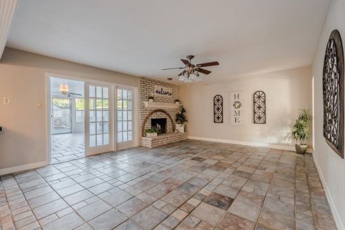 1939 Rambling Rdg Ln, Carrollton TX 75007-3154 exterior
