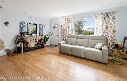 605 Front St, Tinton Falls NJ  07701-5515 exterior