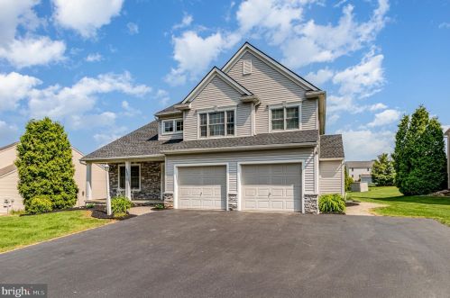 982 Castle Pond Dr, York, PA 17402-7515