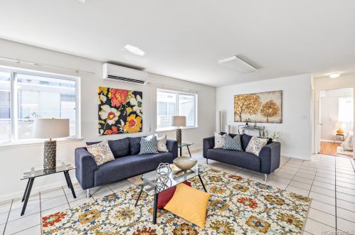 915 Mccully St, Honolulu HI  96826-2888 exterior