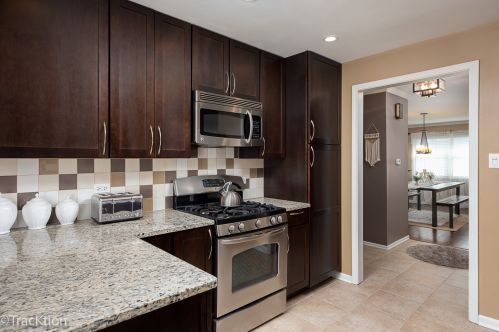 8018 Farmingdale Dr, Oak Brook, IL 60561-5218