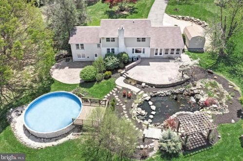 709 Witmer Rd, York, PA 17402-9373