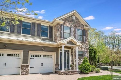 102 Whitney Ln, Allendale, NJ 07401-1761