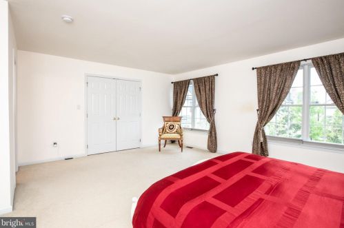 9 Nestlewood Way, Princeton NJ  08540-6132 exterior