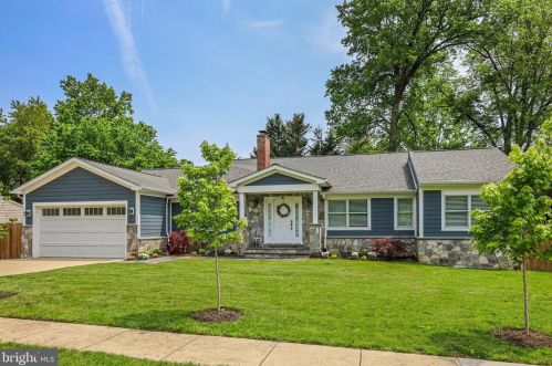 3031 Manor Rd, Falls Church, VA 22042-2512