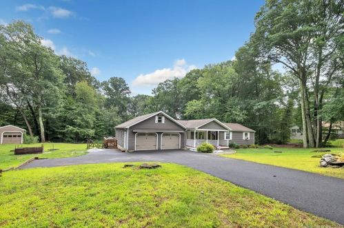 81 Williamsburg Dr, Upper Stepney, CT 06468-2502