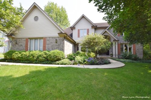 420 Fox Trail Dr, Batavia, IL 60510-8643