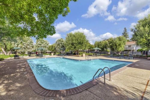 255 Rengstorff Ave, Mountain View CA  94040-1773 exterior