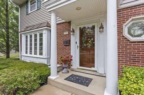 116 Lancaster St, Mount Prospect, IL 60056-2255