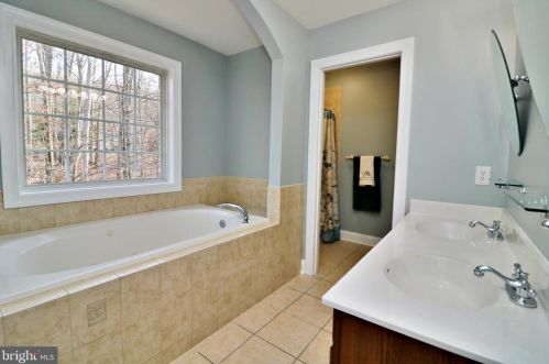 1756 Johnnycake Ln, Harpers Ferry WV 25425-6078 exterior