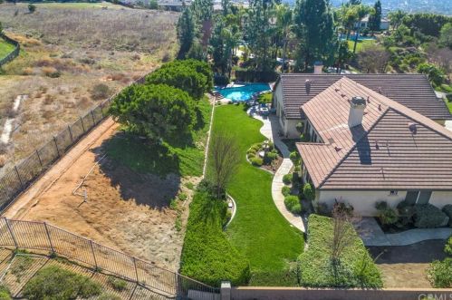 7470 Chateau Rdg Ln, Riverside CA  92506-7542 exterior