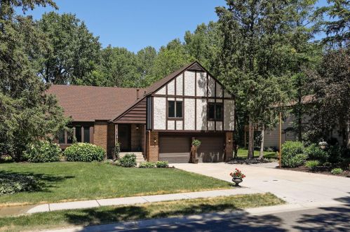 113 Hidden Meadow Rd, Saint Paul, MN 55124-9743