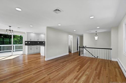 19 Mohawk Cir, Windsor CT  06095-2656 exterior