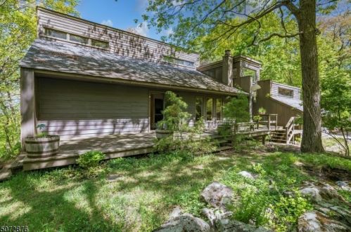 30 Sleepy Hollow Rd, Andover, NJ 07821-3322