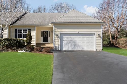 55 Crickett Cir, Warwick, RI 02818-1252