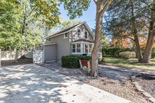 29 Pine St, Lakehurst, NJ 08733-3014