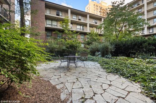 622 Waveland Ave, Chicago IL  60613-4223 exterior