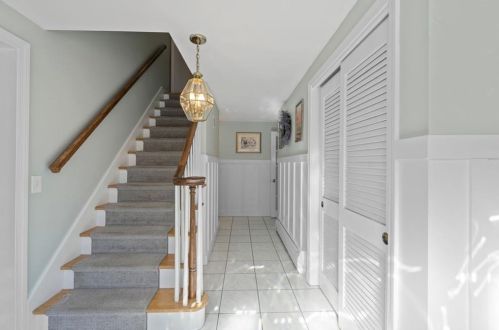 39 Larch Rd, Warwick, RI 02818-2205