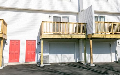 31 Commodore Cmns, Derby CT  06418-2151 exterior