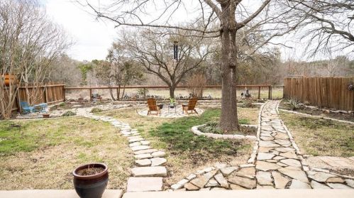 8113 Doe Mdw Dr, Austin TX  78749-2866 exterior