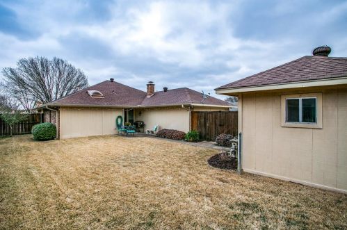 2008 Toulon Ln, Carrollton TX 75007-2204 exterior