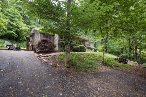5059 Peach Mountain Cir, Gainesville, GA 30507-8884
