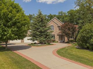 8434 Hidden Ponds Way, Saint Paul, MN 55125-5001