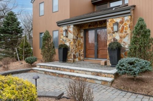 16 Winchester Dr, Scotch Plains, NJ 07076-2723