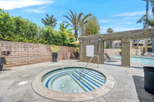 310 Lake St, Huntington Beach CA  92648-5821 exterior