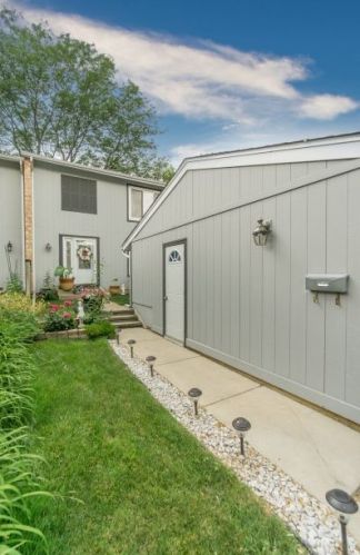 342 Elmwood Ln, Hanover Park, IL 60108-2118