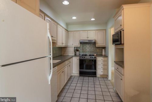 22 Valleybrook Dr, Lancaster PA  17601-4623 exterior