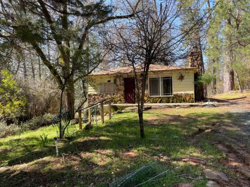 1127 Woodpecker Ln, Meadow Vista, CA 95722-9461
