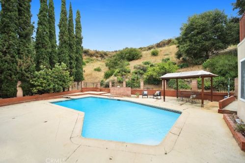 231 Sleepy Holw Dr, Glendale CA 91206-4727 exterior