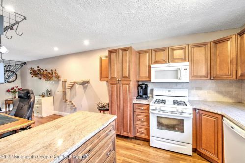 211 Pine Meadow Ct, Jackson Twp, NJ 08527-2568