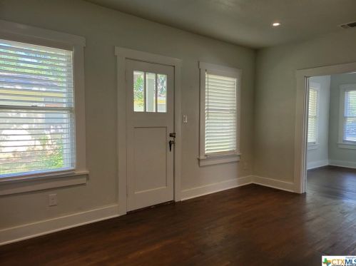 1027 Palm St, Seguin TX  78155-3241 exterior