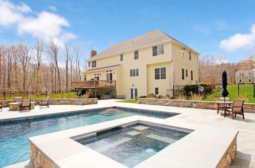 10 Night Hawk Ln, Sandy Hook, CT 06482-1591