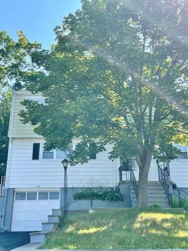 15 Benedict Ct, Norwalk CT  06850-2802 exterior