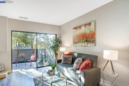 1032 Clubhouse Dr, Hayward, CA 94541-4614