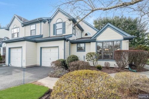 100 Suleski Ct, Mahwah, NJ 07430-2961