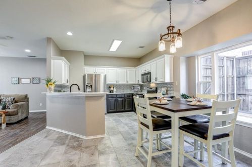 1320 Riley Dr, Carrollton TX 75007-1140 exterior